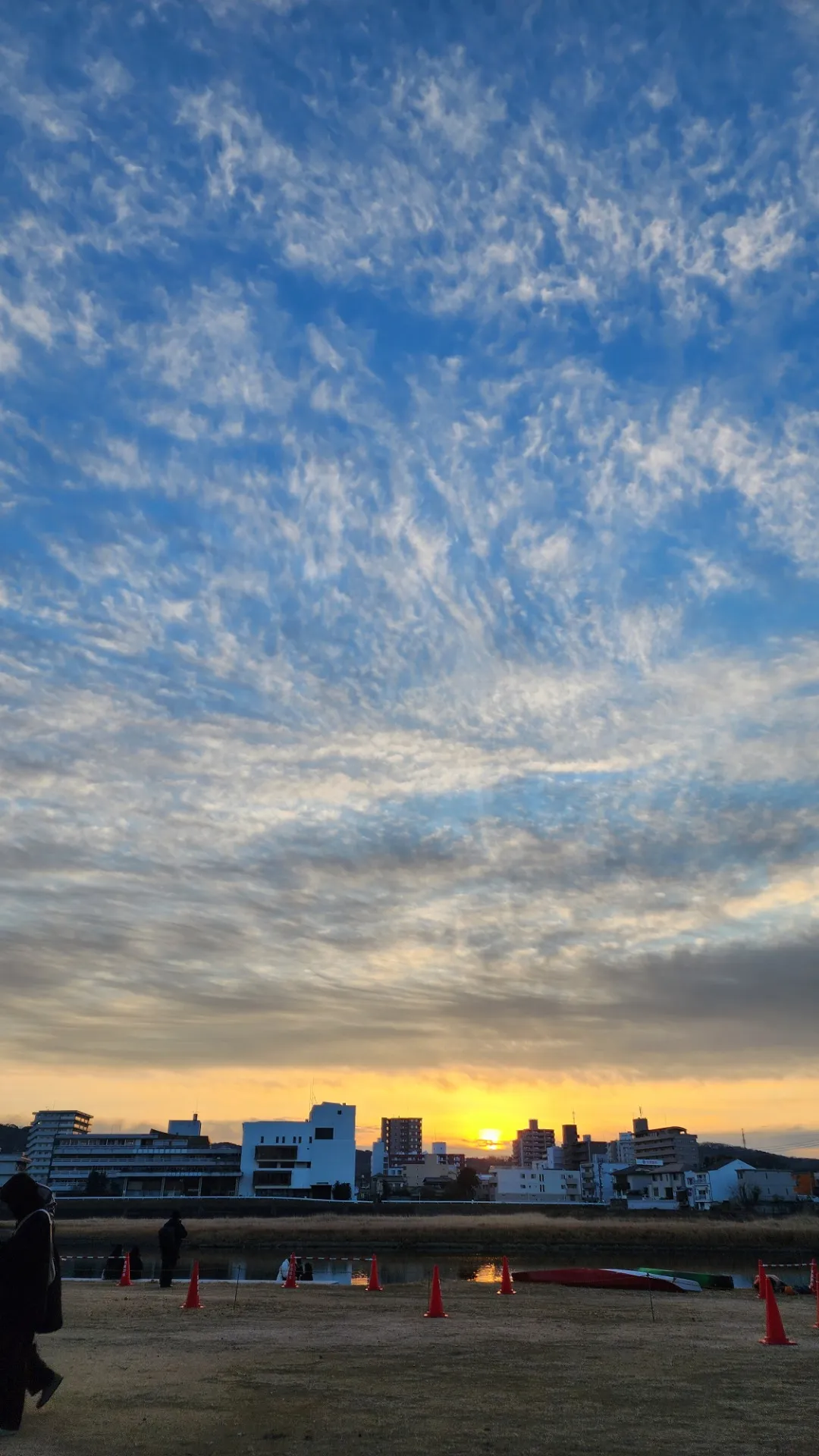 手を差し伸べるが先か、差しの出されるが先か・・・